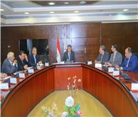 وزير النقل يتابع تنفيذ مشروعات محاور النيل بصعيد مصر
