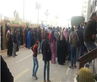 العشرات يحتجون علي قرار إزالة منازلهم أمام ديوان محافظة الإسماعيلية 