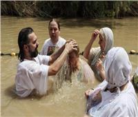 مسيحيون يغطسون في نهر الأردن للاحتفال بذكرى تعميد المسيح
