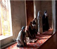 ما حكم جلوس المرأة الحائض في المسجد أو ملحقاته؟