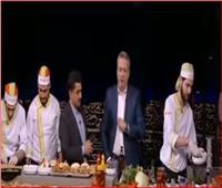فيديو| تامر أمين يأكل على الهواء: «هبقى في حجم عمرو أديب قريب»