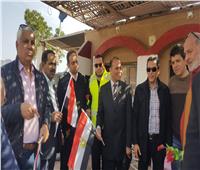 المواطنون يوزعون الورود والأعلام على رجال الشرطة بجنوب سيناء 