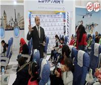 فيديو| جناح "مصر للطيران" بمعرض الكتاب لمحاكاة تجربة الطيران للأطفال