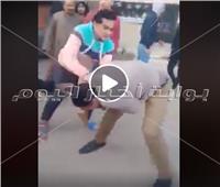 فيديو.. «علقة ساخنة» لشاب تحرش بفتاة في فيصل