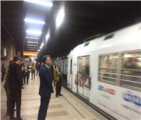 بالصور| وزير النقل يفاجئ العاملين بعدد من محطات الخط الأول للمترو