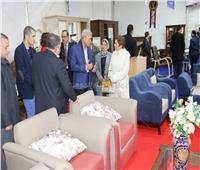 «عباس» يتفقد جناح محافظة المنوفية بمعرض «أجازة نصف العام» 