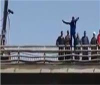 أمين شرطة ينقذ شخص أثناء محاولته القفز من أعلى كوبري أكتوبر