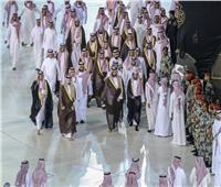 صور وفيديو| ولي العهد السعودي يفاجئ المعتمرين بالحرم المكي