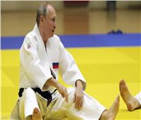 بوتين يشارك في تدريب للجودو..وبطلة عالمية تطيح به أرضا