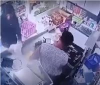 فيديو| لص يعتدي على بائع ويسرقه في «عز النهار»