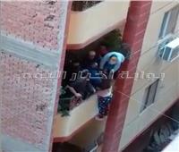فيديو| أهالي فيصل ينقذون فتاة قبل سقوطها من الطابق الثالث