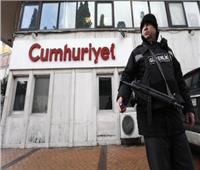 محكمة تركية تؤيد سجن 14 من صحفيي وموظفي «جمهوريت»