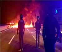 محتجون يحرقون إطارات السيارات ويحاولون قطع طرق في كتالونيا