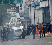 قوات بفنزويلا تطلق الغاز المسيل للدموع نحو أشخاص حاولوا العبور لكولومبيا