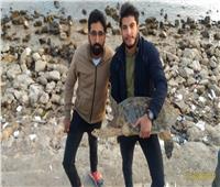 صاحب محل سمك بالسويس يعيد سلحفاة بحرية إلى بيئتها الطبيعية