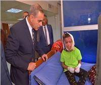 محافظ أسيوط يكرر زيارته للطفلة نوران بالمستشفى الجامعي