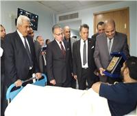 صور| رئيس جامعة الأزهر يزور مصابي حادث الدرب الأحمر بمستشفى الشرطة 