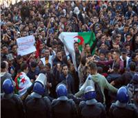 رويترز: محتجون يشتبكون مع الشرطة قرب القصر الرئاسي في الجزائر