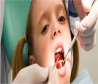 طبيب يوضح أهمية فحص أسنان الأطفال