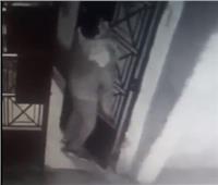 شاهد| شخص يسرق أبواب العمارات في حلوان 