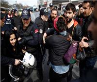 الشرطة التركية تطلق الغاز المسيل للدموع في وجه تظاهرة نسائية باسطنبول
