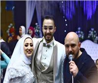 محمود العسيلي يحقق حلم إحدى معجباته بالغناء في حفل زفافها