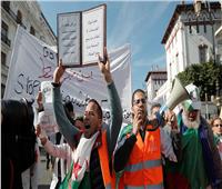 آلاف من الطلبة والمعلمين يتظاهرون وسط الجزائر