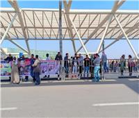 أسرة بطلة مصر في رفع الأثقال تصل المطار استعدادا لاستقبالها