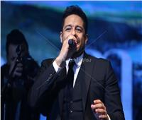 صور| حماقي يُغني على كرسي بحفل القاهرة الجديدة