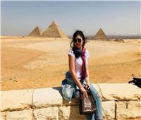 طالبة كازاخستانية تروج للسياحة بمصر من الأهرامات 