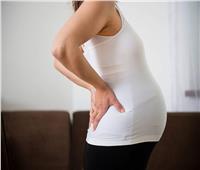 «طبيب» يوضح أسباب آلام الظهر للحامل وكيفية تخفيفها