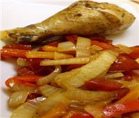 طبق اليوم.. «دبابيس الدجاج المطهي مع فلفل وطماطم وبصل»