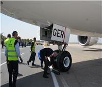 فيديو وصور| الطيار أحمد عادل يتفقد طائرة الأحلام بمطار القاهرة 