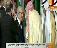 فيديو| الملك سلمان يسلم الرئيس التونسي رئاسة القمة العربية الـ30