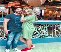 محمد رشاد ينشر صورة مع زوجته بشهر العسل في دبي