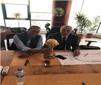 أبو ريدة وعزام مع كأس الأمم الإفريقية داخل مقر «كاف»