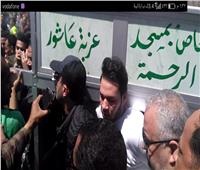 صور| محبو أحمد السقا يحاصرونه فى جنازة محمود الجندي