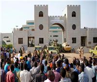 المجلس العسكري السوداني: الحكومة الجديدة ستكون مدنية ..ولن نسلم «البشير» للخارج