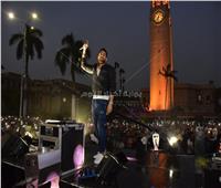 صور| بحضور 150 ألف طالب.. حماقي يتألق أمام قبة جامعة القاهرة