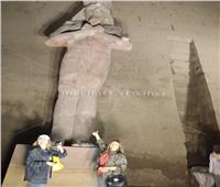 يسرا وليلى علوي يلتقطان الصور التذكارية مع تمثال رمسيس الثاني