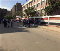 العشرات أمام لجنة مدرسة السعدية بمدينة نصر قبل بدء عملية الاستفتاء