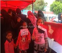 صور| «أطفال شبرا» يحملون علم مصر أمام لجان الاستفتاء على الدستور