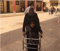 مسنة تصطحب جارتها للتصويت بالاستفتاء: لازم نشارك عشان مصر