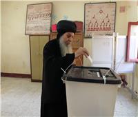 أسقف المنيا وأبو قرقاص يدلي بصوته في الاستفتاء على الدستور 