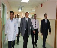 رئيس جامعة القناة يكرم فريق الطبي العالمي بعد إجراء جراحات كبرى
