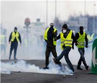 اشتباكات بين الشرطة وبعض محتجي السترات الصفراء في باريس