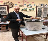 التعديلات الدستورية 2019| رئيس جامعة الإسكندرية يدلي بصوته في الاستفتاء بمدرسة الرمل