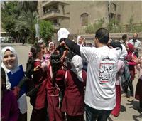 التعديلات الدستورية 2019| مسنة تحتفل مع تلاميذ المدارس أمام لجان المعادي