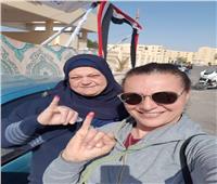 بالصور| هبة عبد الغني تدلي بصوتها بصحبة والدتها في استفتاء التعديلات الدستورية