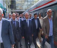 صور.. وزير النقل يتفقد محطة مصر للاطمئنان على مستوى الخدمة وعملية التصويت